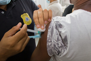 Policiais civis destacam emoção de serem vacinados contra Covid-