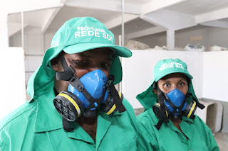 Catadores de resíduos sólidos recebem equipamentos do Governo do Estado