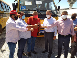 Valmir entrega ônibus para Abaré e diz que agroindústria em Sobradinho “fortalece agricultura familiar”