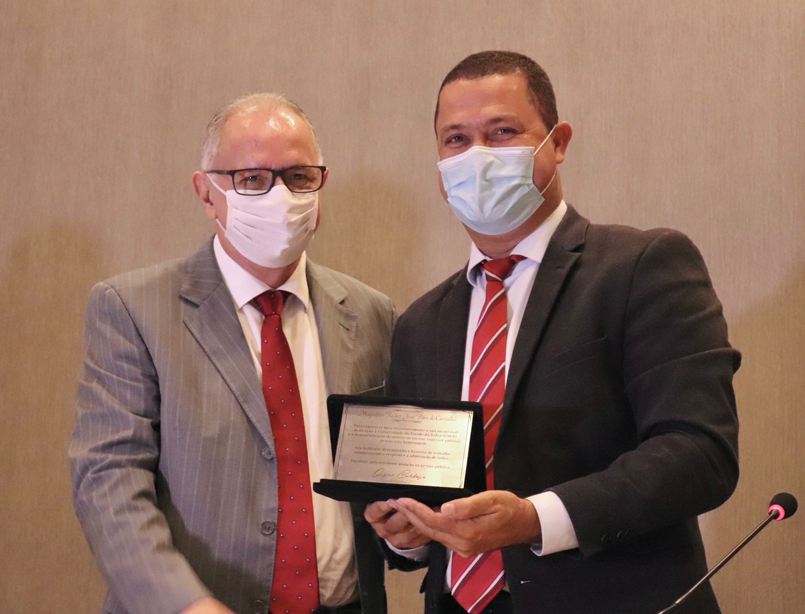 Deputado Osni Cardoso homenageia reitor da Uneb na assembleia legislativa da Bahia