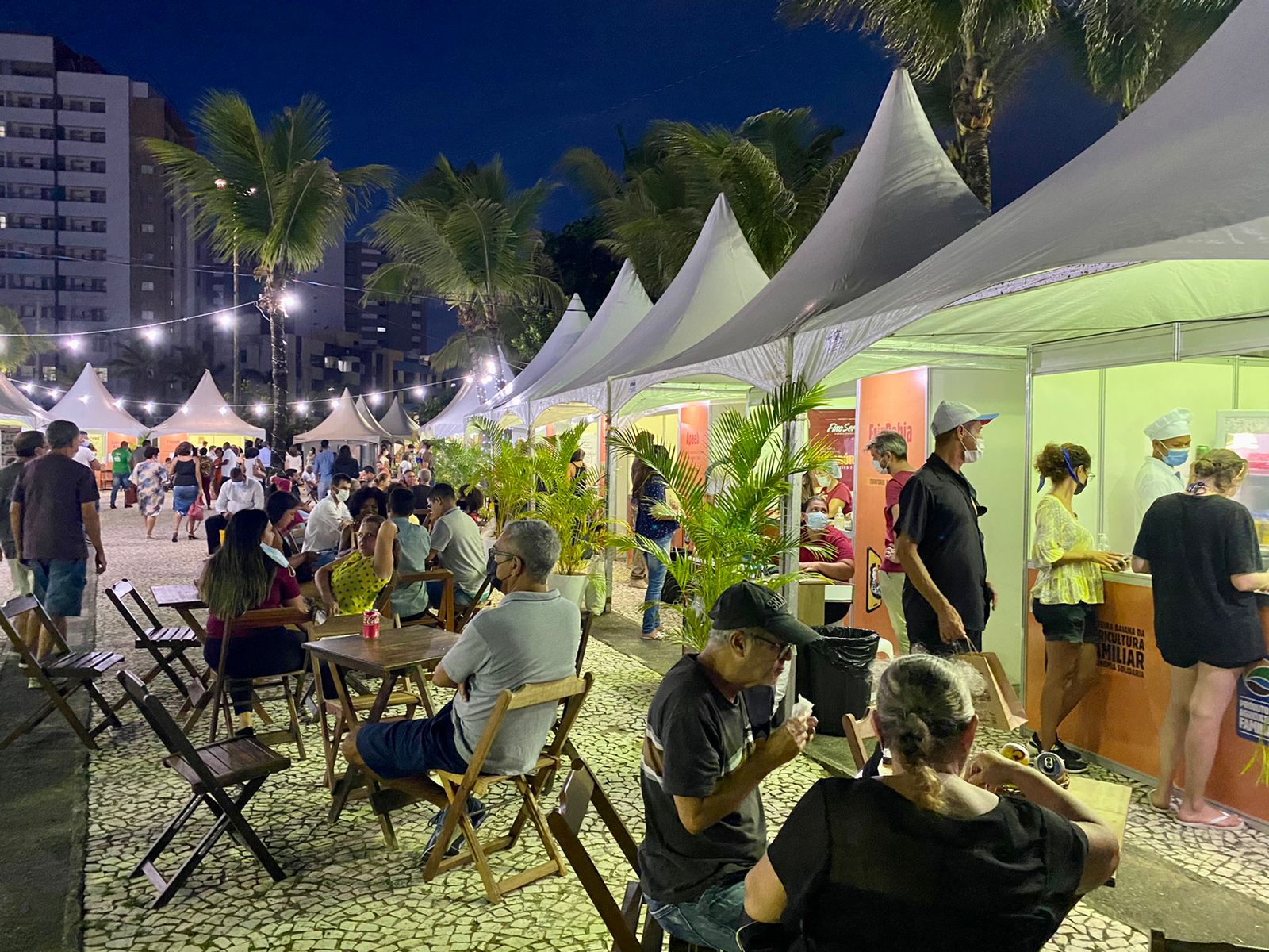 Vila Gastronômica instalada no Parque Costa Azul traz comidas rápidas com ingredientes da agricultura familiar