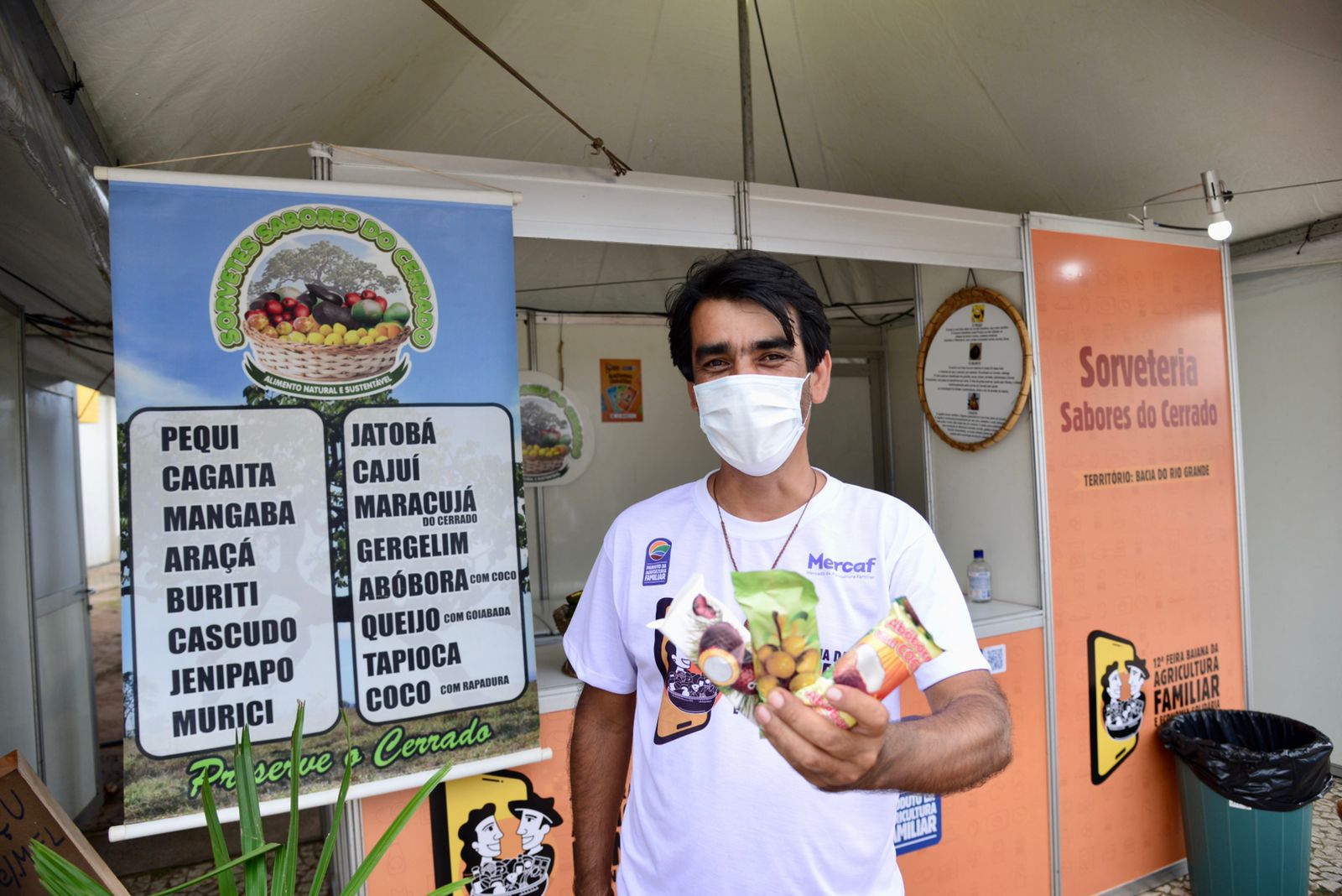 Picolés com frutas do Cerrado conquistam o público da 12ª Feira da Agricultura Familiar no Parque Costa Azul