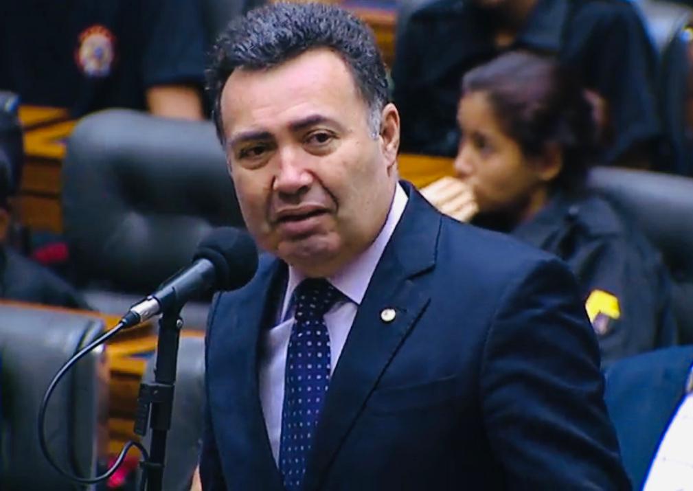 Heleno discorda de orçamento que mantém fila de espera do Auxílio Brasil