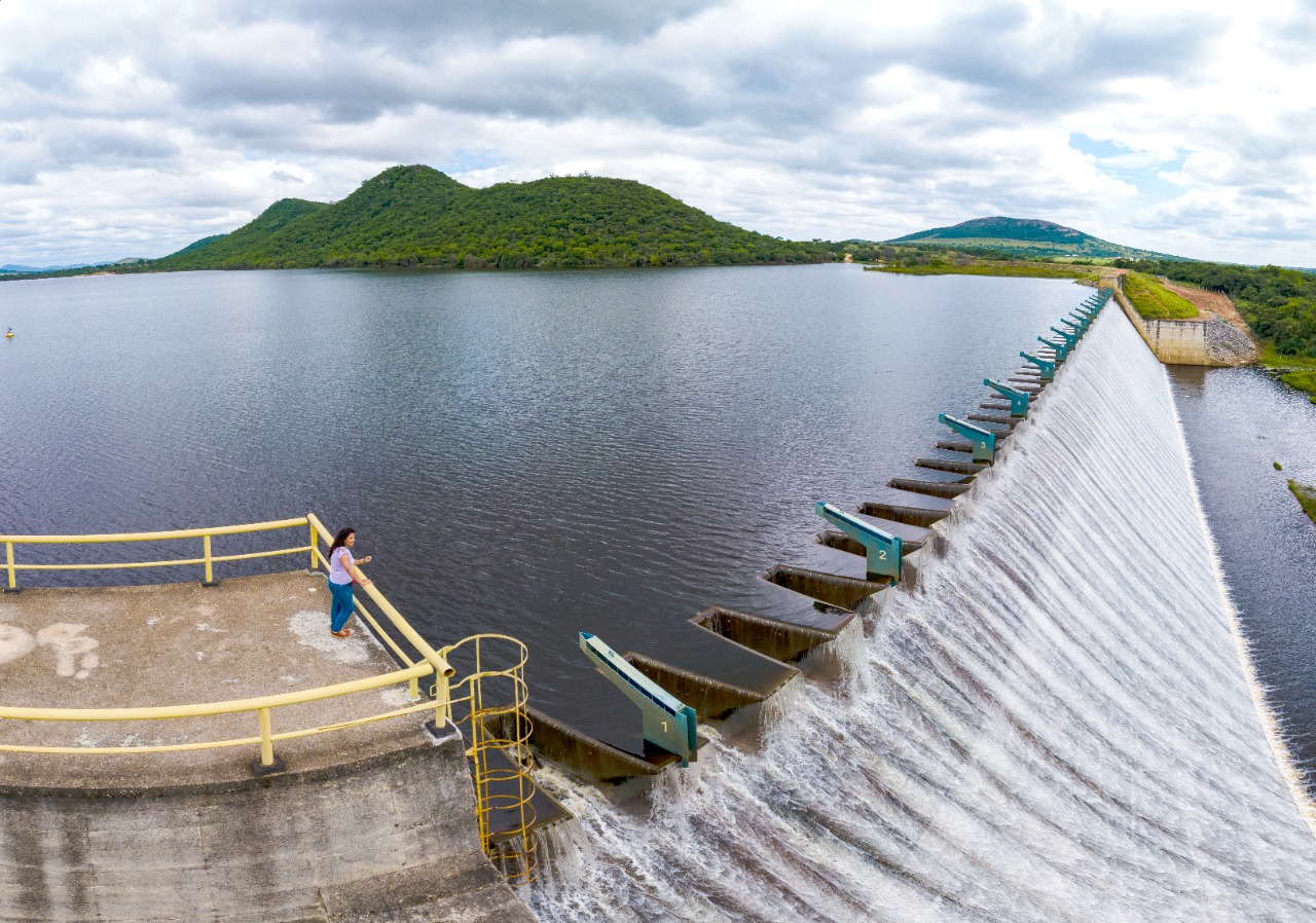 Implantação de fusegate na barragem de Ponto Novo leva água para consumo e produção a mais de 300 mil pessoas