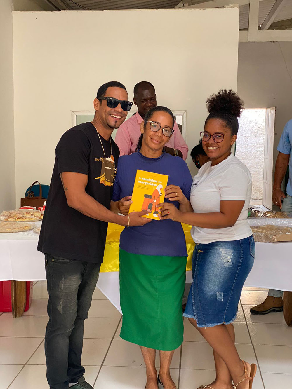 Livro conta história de oito ‘margaridas’ que atuam na limpeza urbana de Juazeiro e Petrolina