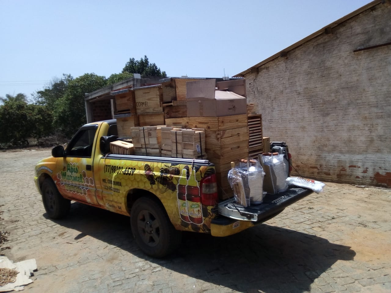Apicultores de Licínio de Almeida recebem equipamentos para aumentar e aprimorar a produção de mel