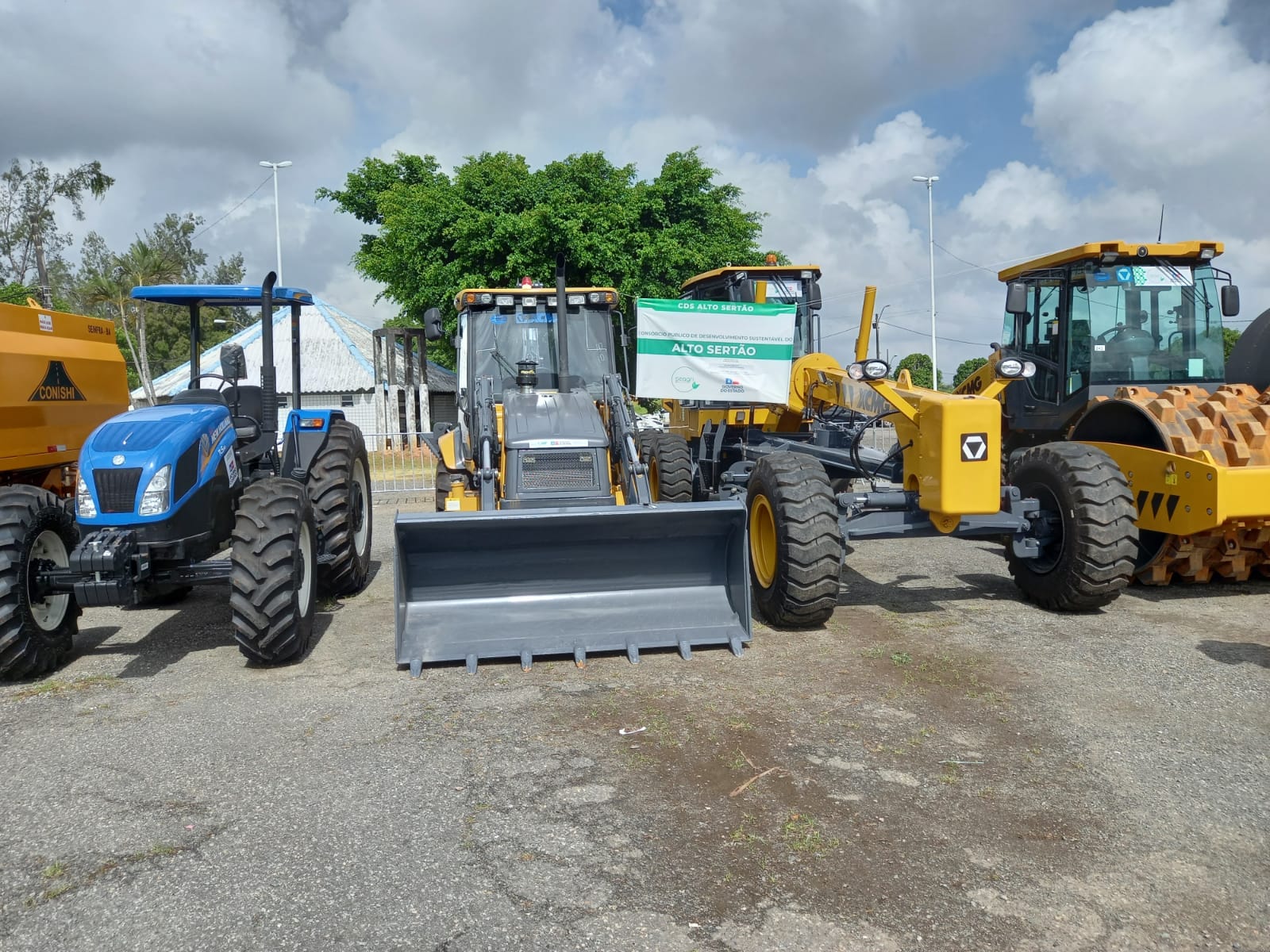 SDR entrega novos tratores e equipamentos para fortalecer a agricultura familiar no interior do Estado