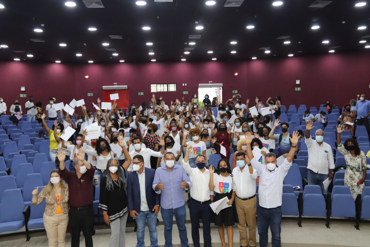 Jovens de Salvador e Camaçari recebem certificados de qualificação profissional