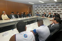 Jerônimo atende solicitação de torcida do Esporte Clube Bahia e determina substituição de cadeiras por arquibancada