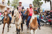 Jerônimo entrega conjunto de obras e prestigia tradicional cavalgada em Miguel Calmon
