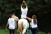 Trabalho de equoterapia desenvolvido por PMBA e associação beneficia crianças e adolescentes com necessidades especiais 