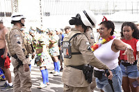 Pistolas d’água são alvo da PM nos portais de abordagem