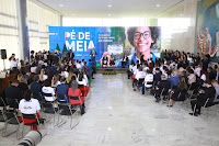 Pé-de-Meia vai beneficiar mais de 2,4 milhões de estudantes