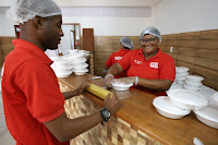 Bahia Sem Fome: Cozinhas comunitárias começam entrega de refeições para população em vulnerabilidade social de 14 municípios 