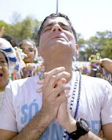 Saiu do armário e caiu no colo de Bolsonaro
