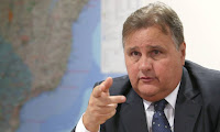 Geddel solta o relâmpago e a praça se mexe