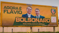 Propaganda ilegal de Flávio Bolsonaro em outdoors e adesivos em campanha antecipada no Norte e Nordeste
