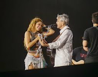  Atraso, convidados explosivos e multidão ensandecida no show de Shakira no Rio