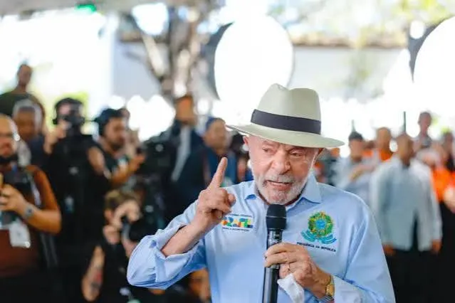 Flávio Bolsonaro dá cambalhota e culpa Lula pelo tarifaço