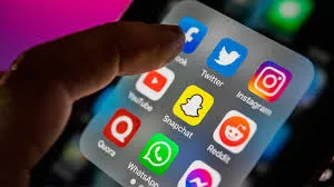Bolsonaro desmorona, seguidores fogem e o império digital racha