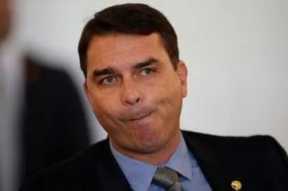 Republicanos fogem do barco e deixam Flávio Bolsonaro sozinho na tempestade