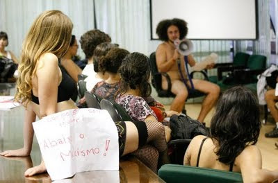 ALUNOS DA UnB TIRAM A ROUPA EM PROTESTO CONTRA A Uniban.