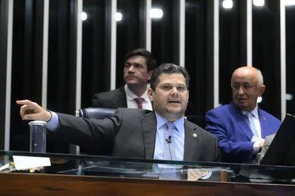  PEC da jornada 6x1 empacada com Alcolumbre travando debate e irritando os trabalhadores