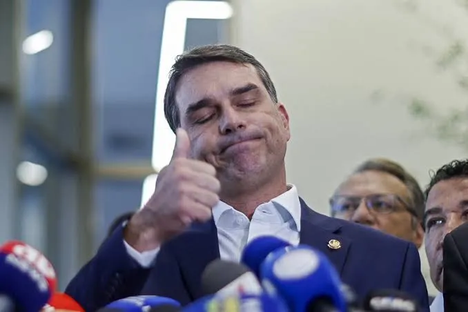 Escritório de Flávio Bolsomaster na mira de esquema milionário