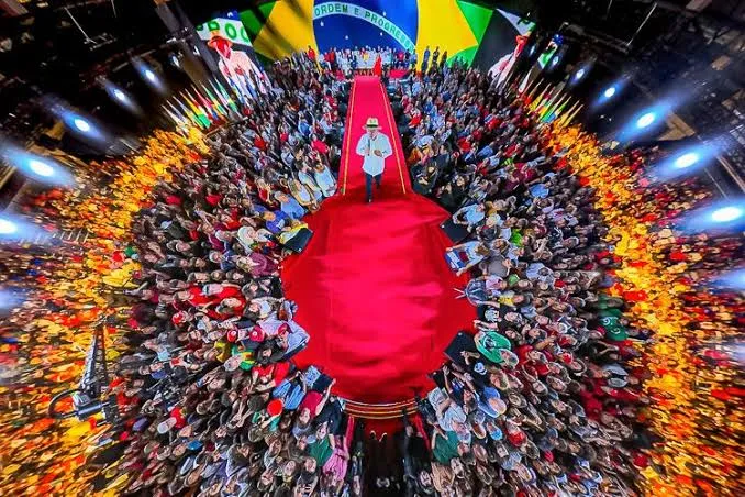 O retorno do presidente de punho cerrado
