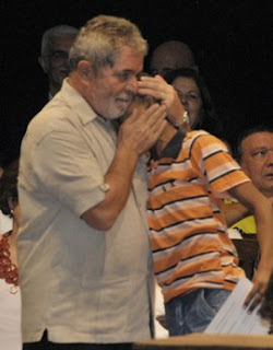 LULA CHORA COM ALUNO DE ESCOLA MUNICIPAL.