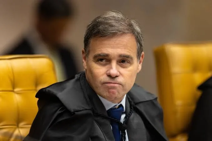 Ministro é acusado de jogar para dois lados