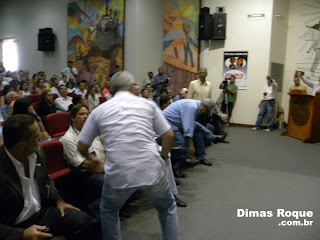 Bate boca encerra reunião no memorial.