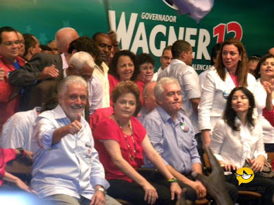 Dilma e Wagner são ovacionados em convenção na Bahia.