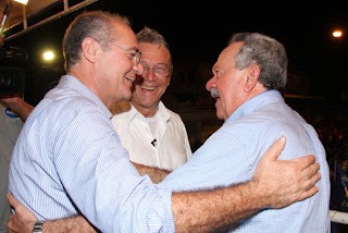 Renan aparece no comício de Teotonio do PSDB. Tá tudo de cabeça para baixo!