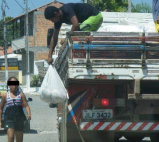 Prefeitura distribui cestas básicas às vésperas das eleições.
