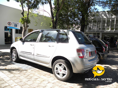Secretário de saúde estaciona carro em vaga para deficientes.