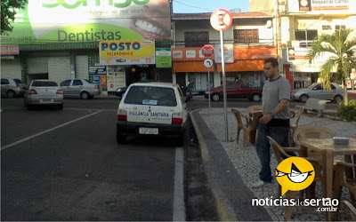 Carro da Vigilância Sanitária para em local proibido no Centro da cidade.