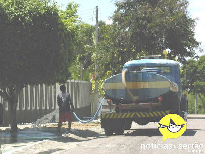 Prefeitura usa sistema da idade média para irrigar jardins.