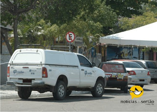 Carro da Coelba estacionado em local proibido.