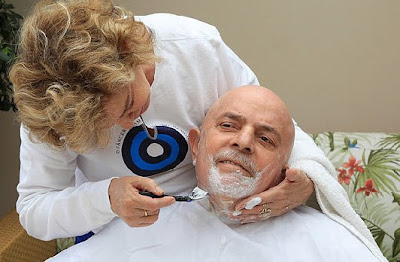 Só Luiz Inácio Lula da Silva para se mostrar dessa forma ao seu povo.