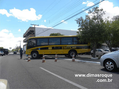 Ônibus Oficial estacionado irregularmente.