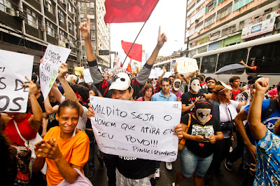 Manifestantes no Recefe/PE se solidarizam com Pinheirinhos em São Paulo.