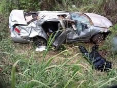 Dois mortos e três feridos em acidente de carro.