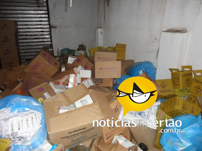 Escândalo: Remédios em Canindé (SE) são amontoados na Secretaria de Saúde.