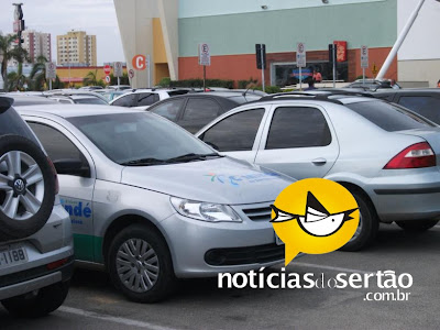 Carro oficial de Canindé é flagrado no Shopping em Aracaju.