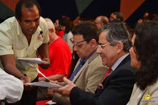 Concursados levam documentos a ser entregue ao Ministro Ayres Brito.