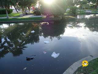 “Praça do Milhão” está em estado de abandono e o lixo toma conta do lago.