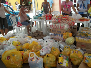 Prefeito vai à festa em São Paulo e funcionários pedem alimentos nas ruas de Maribondo para sobreviver.