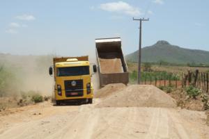 Prefeitura Canindé recupera 200 km de estradas rurais.