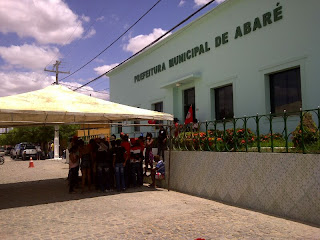 Assentados continuam ocupando prefeitura de Abaré na Bahia.